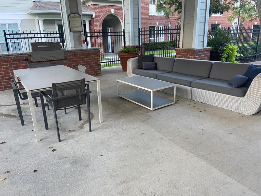Spacious Apartments In The Woodlands, Tx エクステリア 写真
